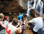 Pause repas près d'une cascade