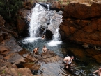 Pause repas près d'une cascade