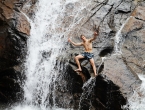 Pause repas près d'une cascade