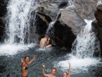 Pause repas près d'une cascade