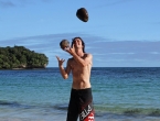 Baie de Kanuméra, oui, j'aime jongler avec des cocos !