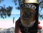Une bière Manta bien fraîche sur cet îlot désertique !