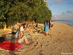 Le groupe d'internes sur la plage de Poe, au coucher du soleil.