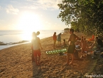 Le groupe d'internes sur la plage de Poe, au coucher du soleil.